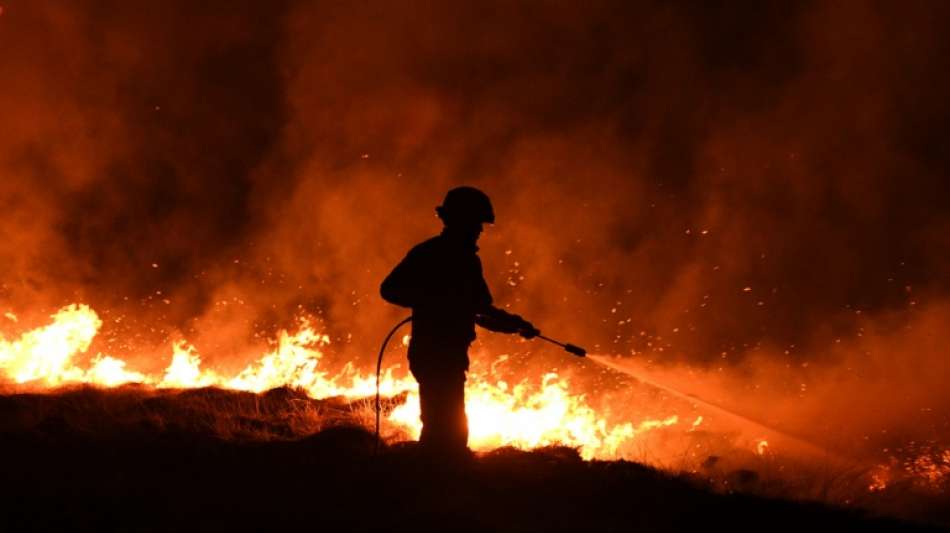 Brennender Rettungswagen explodiert - Feuerwehrleute zu Boden gerissen