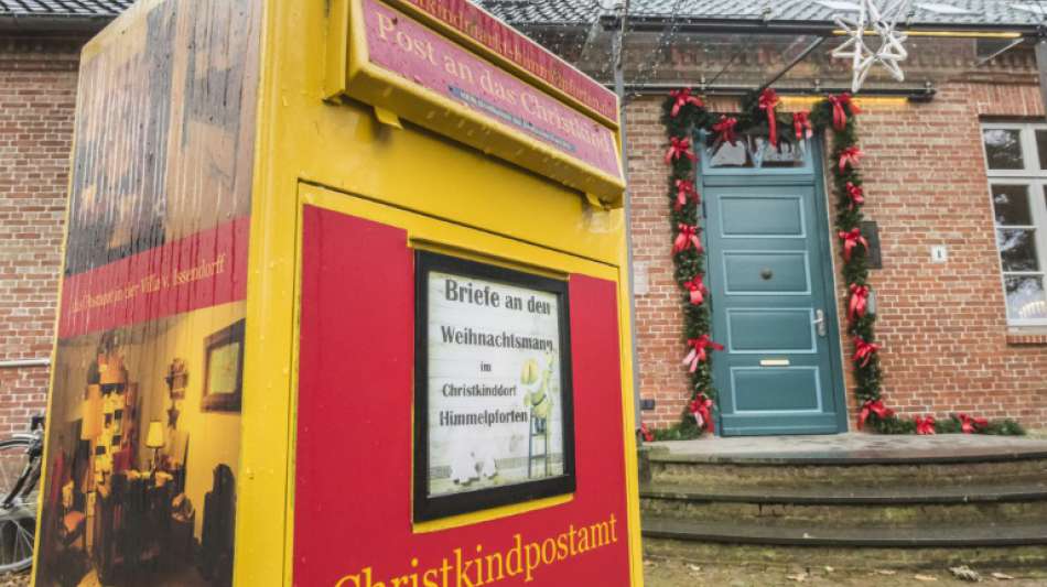 Unbekannte Männer demontieren gelbe Postkästen auf Straßen in Dortmund