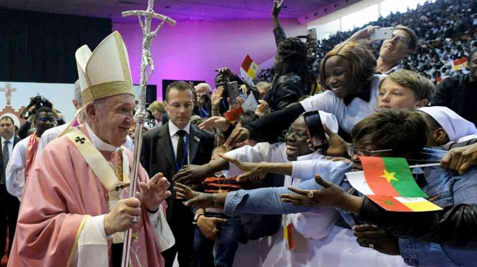 Papst Franziskus beendet Besuch in Marokko mit Messe vor 10.000 Gläubigen