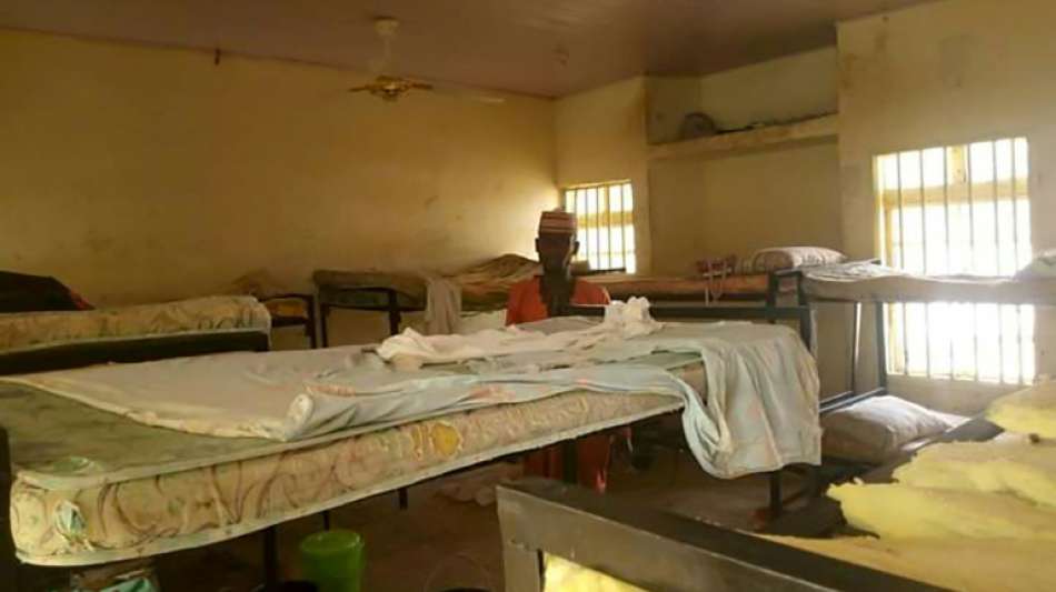 Mehr als 300 Schülerinnen im Nordwesten Nigerias entführt