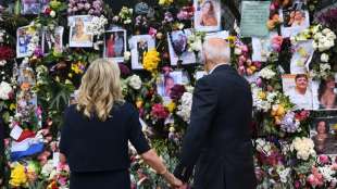 Biden trifft nach Hauseinsturz in Florida Angeh&ouml;rige und Rettungskr&auml;fte