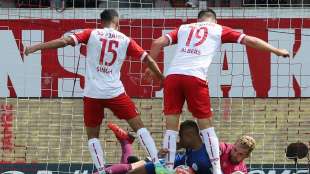 R&uuml;ckschlag f&uuml;r Spitzenreiter Regensburg - Ducksch l&auml;sst Bremen jubeln