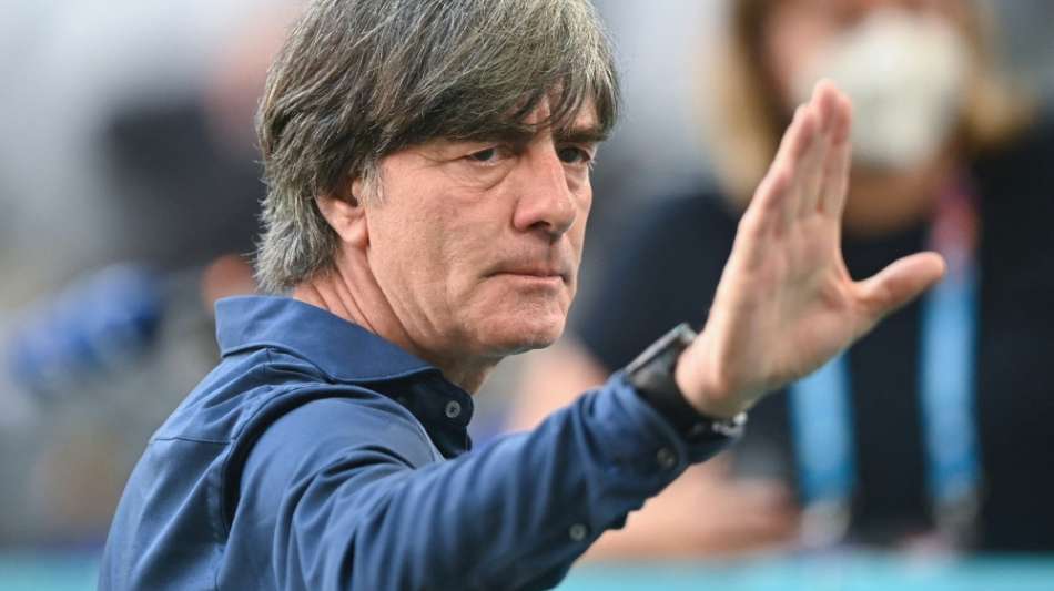 Gro&szlig;er Bahnhof f&uuml;r L&ouml;w: Weggef&auml;hrten stehen bei Abschied Spalier