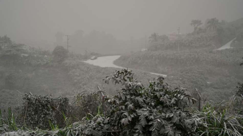 Karibikinsel St. Vincent nach Vulkanausbruch von Ascheregen bedeckt