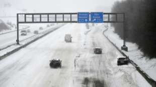 Wintereinbruch f&uuml;hrt in weiten Teilen des Landes zu massiven Verkehrsproblemen