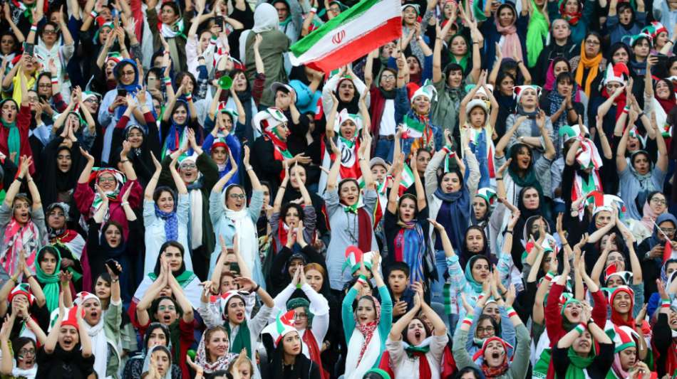 Nach 40 Jahren Verbot: Rund 3500 Frauen sehen Kantersieg des Iran live im Stadion