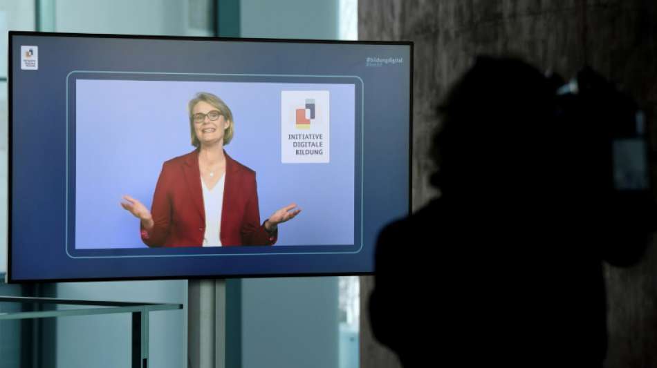 Ministerin Karliczek stellt sich im Bundestag Fragen der Abgeordneten