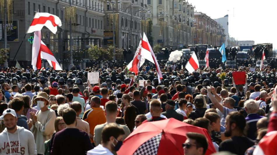 Hunderttausend Menschen demonstrieren in Minsk erneut gegen Präsident Lukaschenko