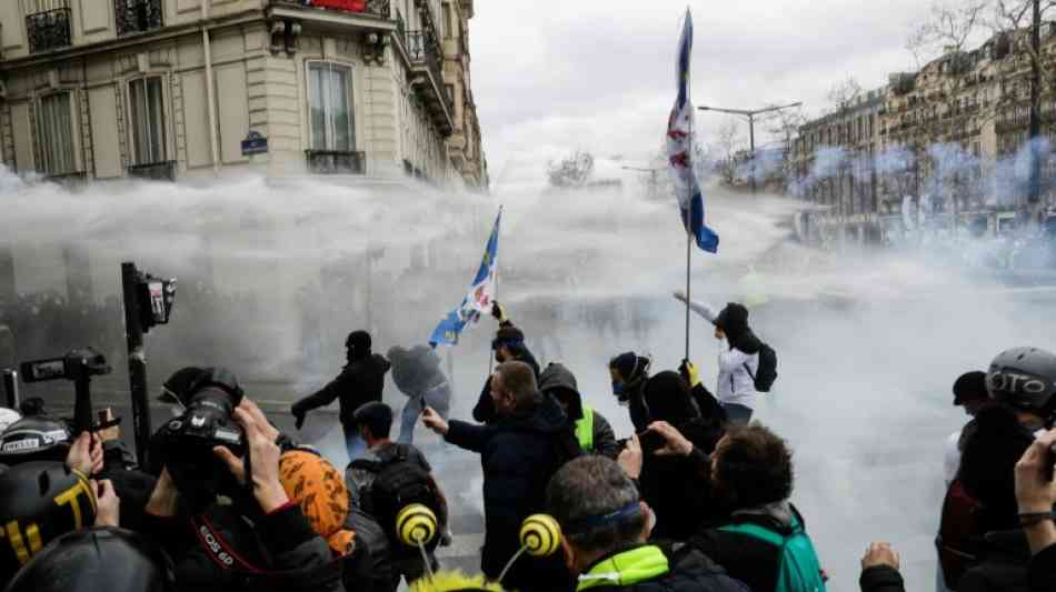 Plünderungen am Rande von "Gelbwesten"-Protesten in Paris
