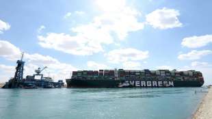 Heck der "Ever Given" entfernt sich mehr als 100 Meter vom Ufer