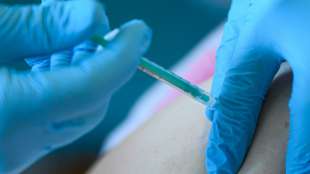 Unbekannte beschmieren Corona-Impfzentrum im sächsischen Vogtlandkreis