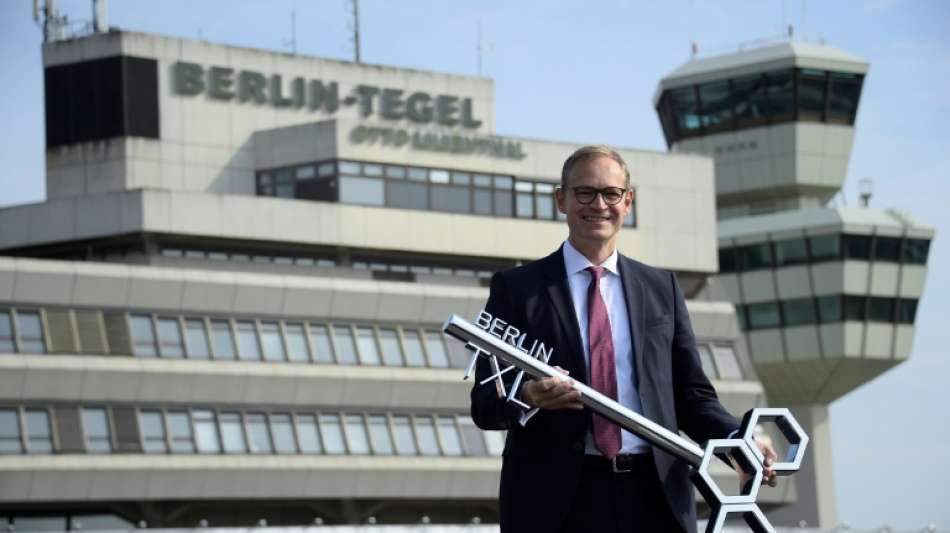 Schl&uuml;ssel&uuml;bergabe zur Nachnutzung des Berliner Flughafen Tegel