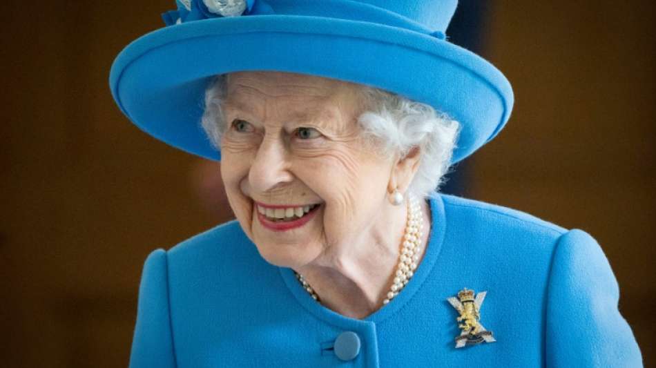 Umzug mit Marionetten und Artisten zum 70. Thronjubiläum der Queen