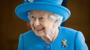 Umzug mit Marionetten und Artisten zum 70. Thronjubil&auml;um der Queen