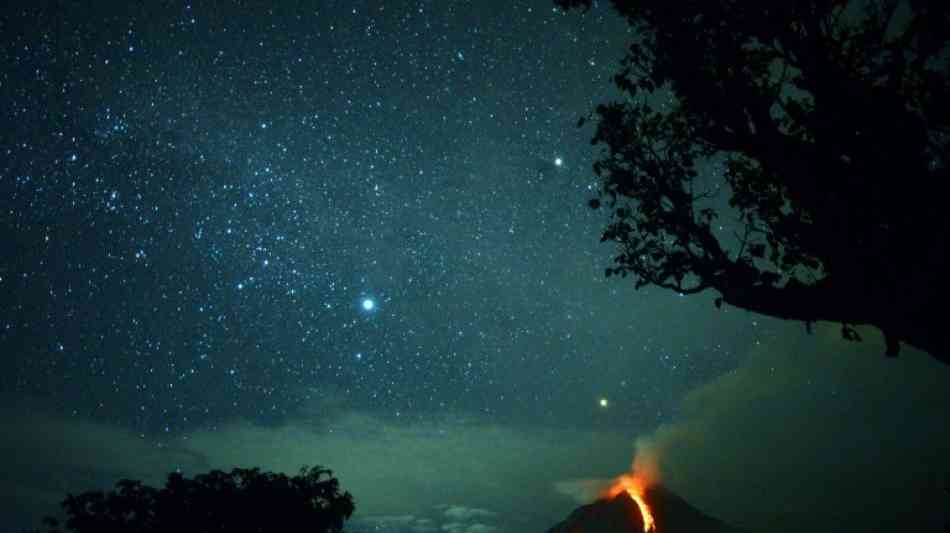 Indonesien: Vulkan spuckt Rekordmenge an Asche und Gas aus