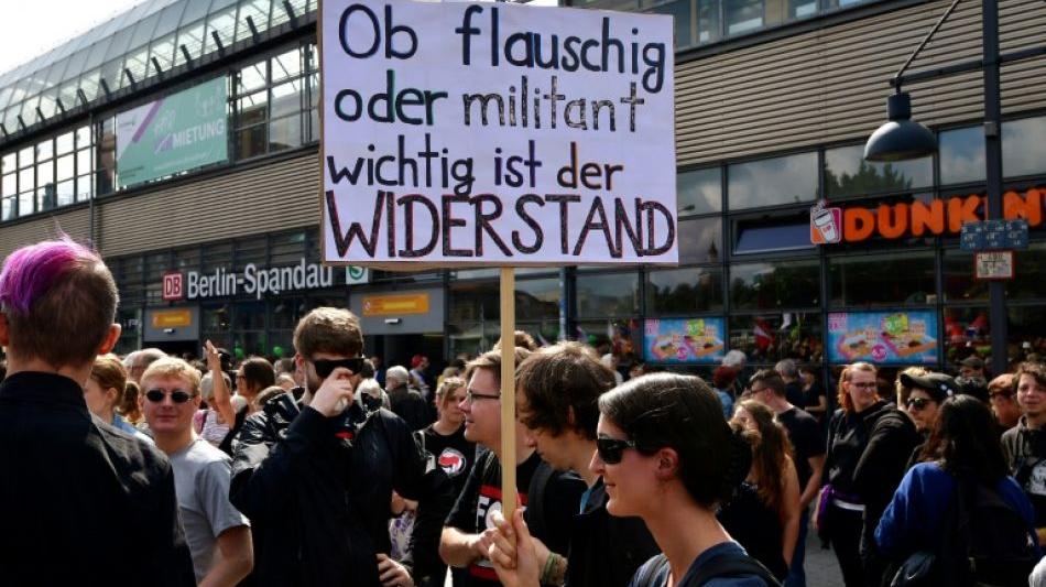 Etwa tausend Menschen stellen sich Rechtsextremen in Berlin-Spandau entgegen