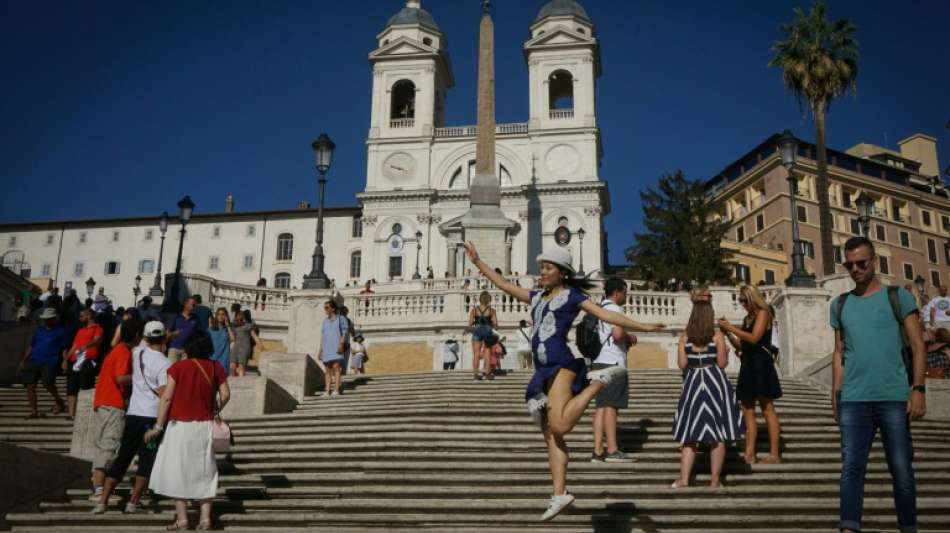 Touristen dürfen nicht mehr auf Spanischer Treppe in Rom sitzen