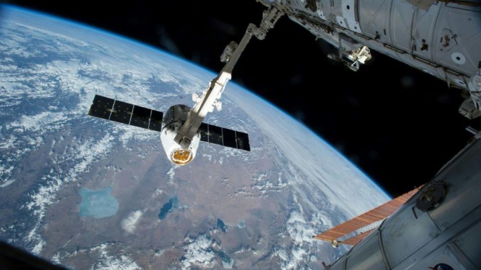 Raumkapsel bei Internationaler Raumstation ISS angekommen