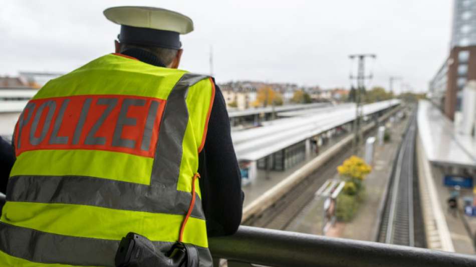 Bundespolizisten liefern junge Schulschwänzer aus Flensburg beim Rektor ab