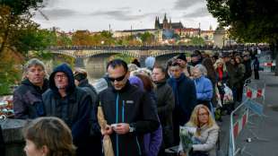 Tausende Tschechen nehmen Abschied von Karel Gott