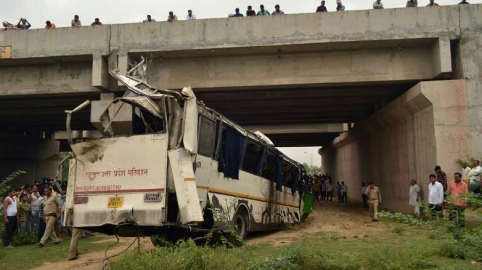29 Tote bei Busunglück in Indien