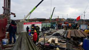 Erster von 22 verschütteten Grubenarbeitern in China gerettet