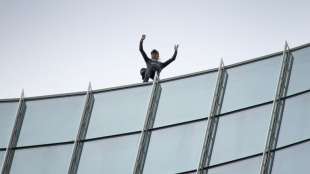 Fassadenkletterer Alain Robert erklimmt 150-Meter-Hochhaus in Frankfurt