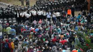 Guatemalas Polizei treibt mit Tr&auml;nengas 6000 Migranten aus Honduras zur&uuml;ck