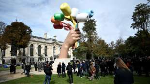 US-Künstler Koons enthüllt umstrittene Tulpen-Skulptur in Paris