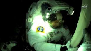ISS-Astronauten installieren bei Au&szlig;eneinsatz neue Sonnensegel