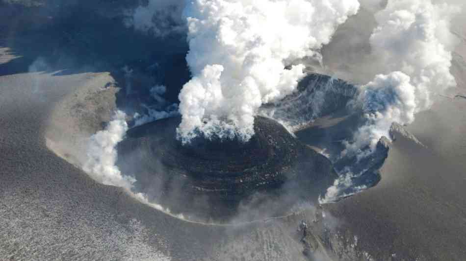 Vulkan in Japan spuckt Asche hunderte Meter weit in die Luft