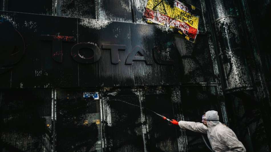 Globalisierungskritiker besprühen Fassade des Total-Ölkonzerns in Paris