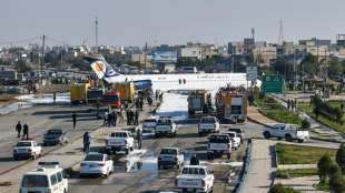 Iranisches Flugzeug verfehlt Landebahn und kommt auf Straße zum Stehen
