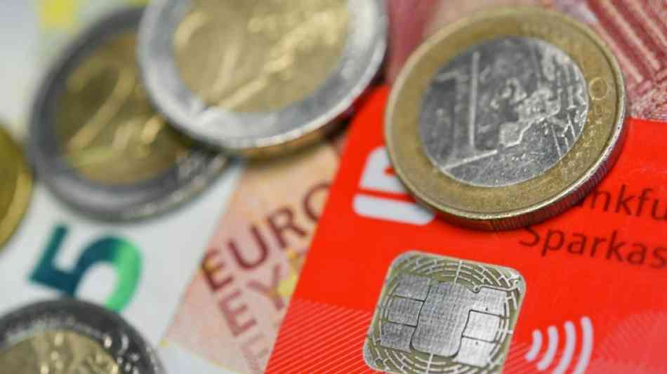 Umfrage: Deutsche bezahlen beim Einkaufen überwiegend mit Karte