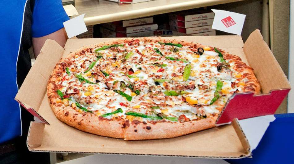 Essensbote wirft Kundin nach Streit um Lieferzeit Pizza ins Gesicht