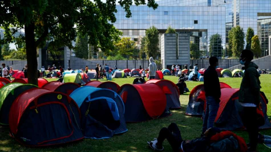 Pariser Beh&ouml;rden r&auml;umen Protestcamp von obdachlosen Migranten