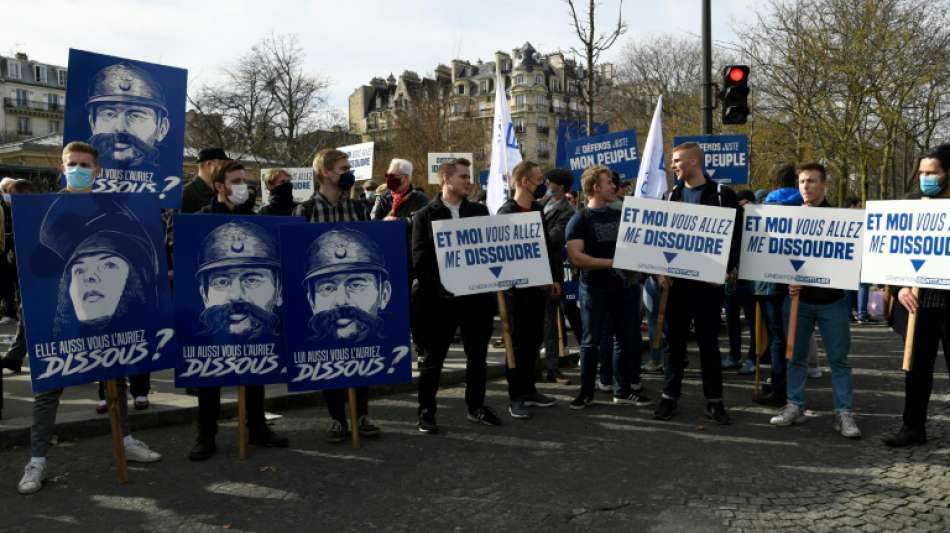 Identit&auml;re protestieren gegen geplantes Verbot in Frankreich