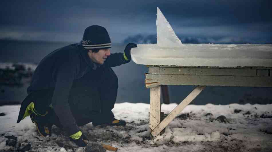 Norwegischer Extremsportler macht aus Eisblöcken Surfbretter