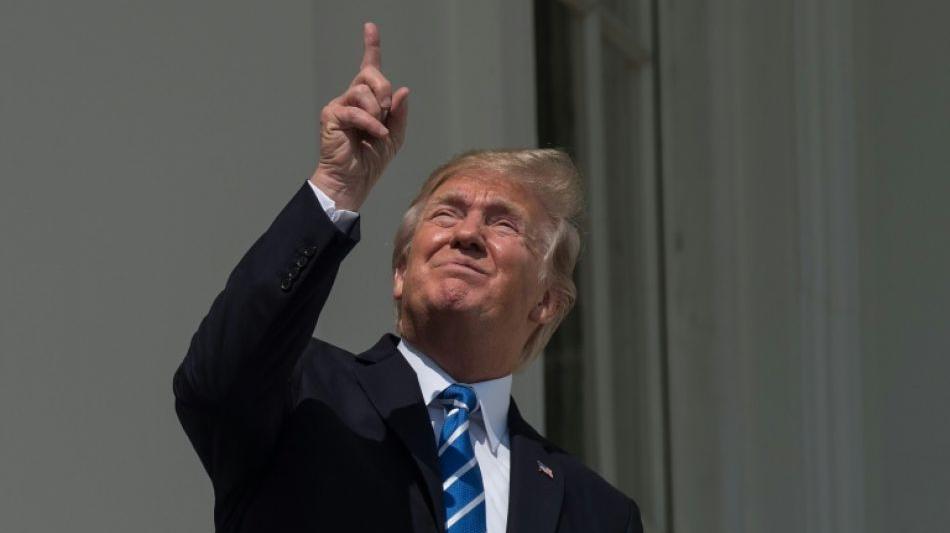 Trump guckt sich Sonnenfinsternis ohne Schutzbrille an