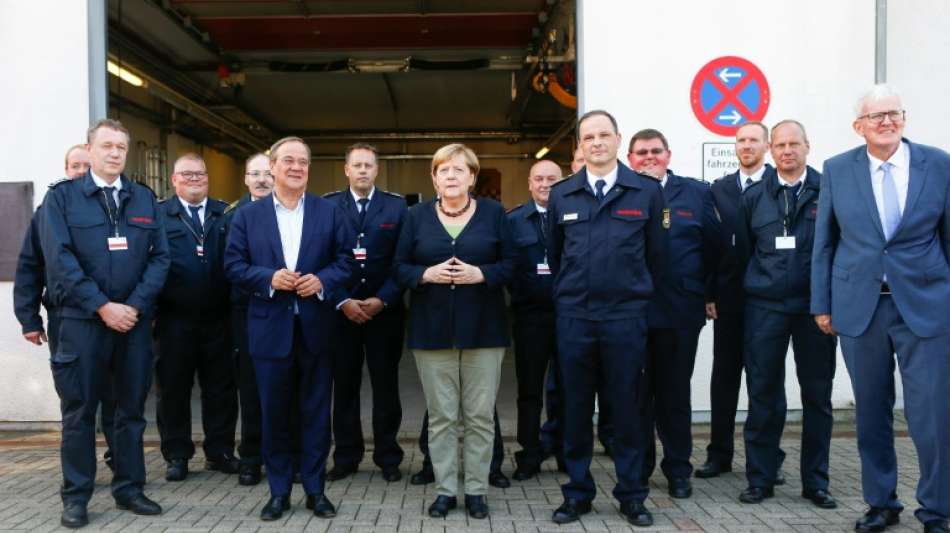 Merkel und Laschet treffen nach Flutkatastrophe Feuerwehrleute