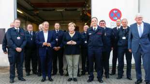 Merkel und Laschet treffen nach Flutkatastrophe Feuerwehrleute