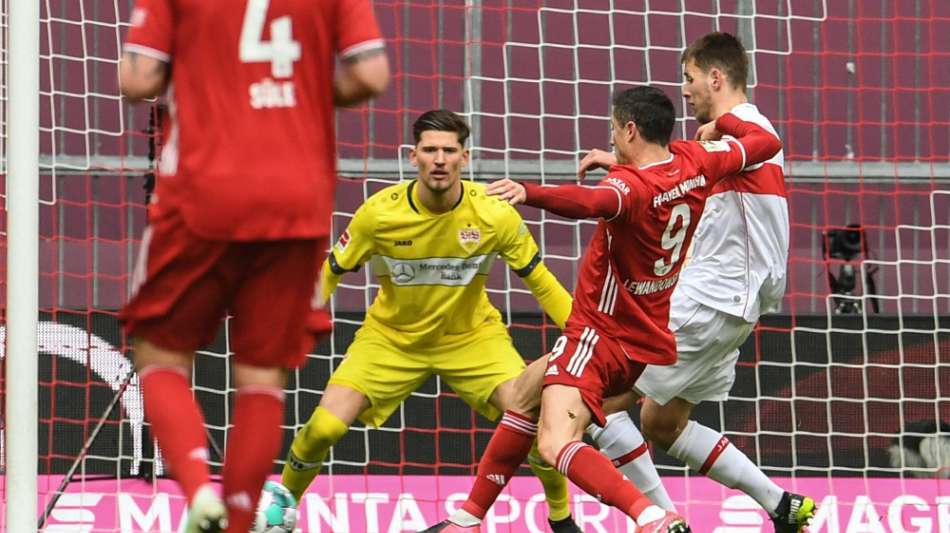 In Unterzahl: Dreierpacker Lewandowski schie&szlig;t VfB ab