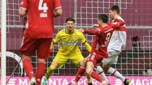In Unterzahl: Dreierpacker Lewandowski schie&szlig;t VfB ab