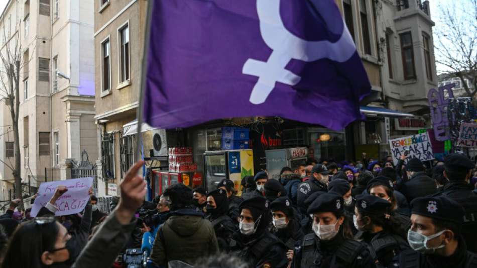 Tausende demonstrieren in T&uuml;rkei gegen Austritt aus Abkommen gegen Gewalt an Frauen
