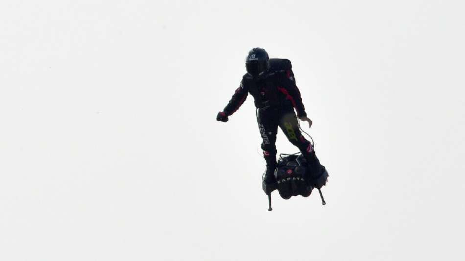 "Fliegender Mann" stürzt bei Überquerung des Ärmelkanals ins Meer