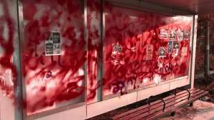 Junta-Gegner in Myanmar versprühen symbolische rote Farbe