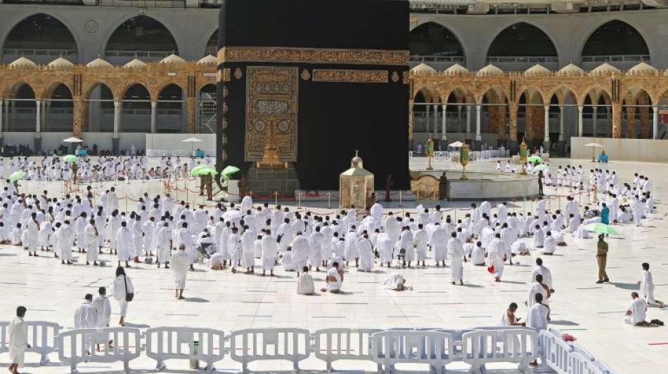 Gro&szlig;e Moschee in Mekka hebt Corona-Abstandsregeln auf