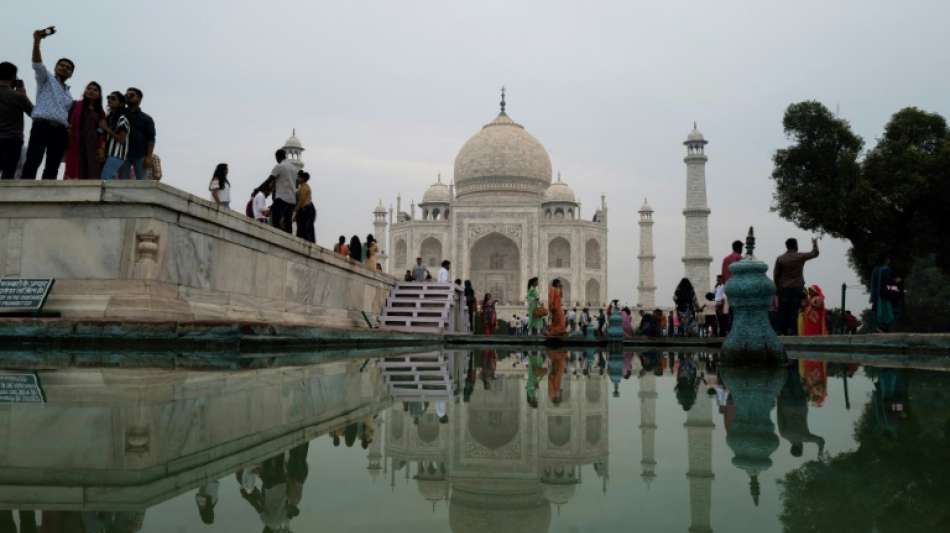 Besucher strömen trotz gefährlichen Smogs zum Taj Mahal in Indien