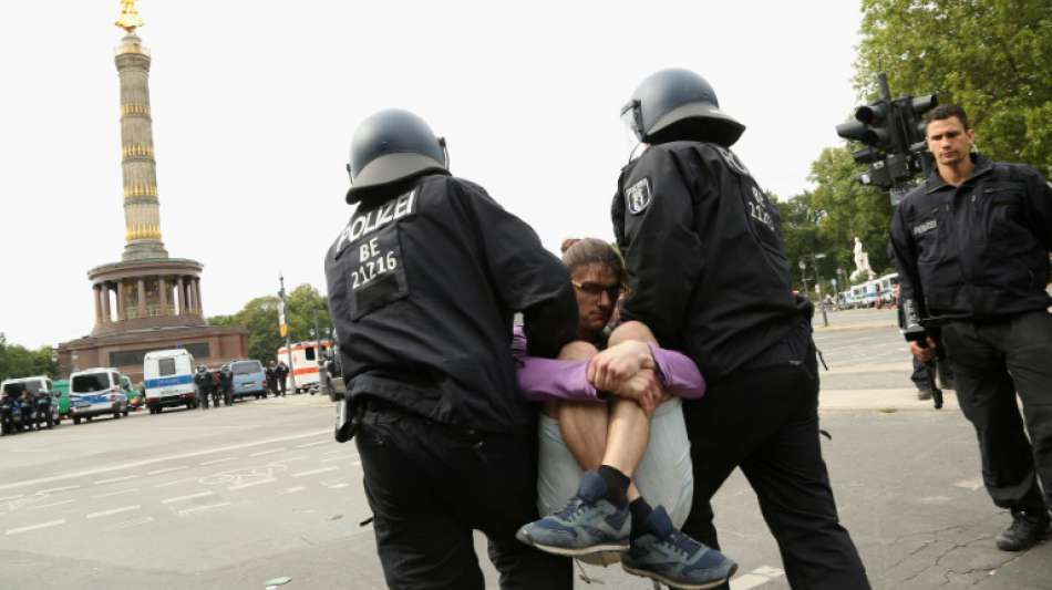 Mehr als 300 Festnahmen und 33 verletzte Polizisten bei Corona-Protesten in Berlin