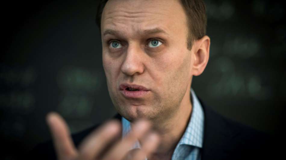 Nawalny zum Flughafen von Omsk gebracht